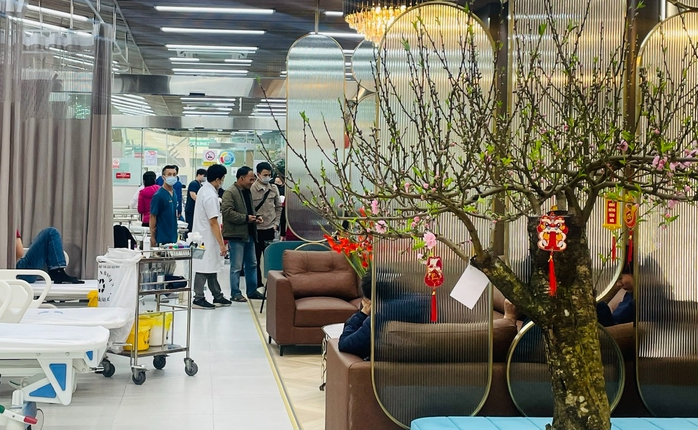 Cấp cứu do tai nạn và pháo nổ đều giảm- Ảnh 1. Cấp cứu do tai nạn và pháo nổ đều giảm- Ảnh 1.