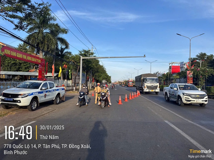 CSGT Bình Phước xử phạt nhiều trường hợp vi phạm nồng độ cồn trong dịp Tết- Ảnh 1. CSGT Bình Phước xử phạt nhiều trường hợp vi phạm nồng độ cồn trong dịp Tết- Ảnh 1.