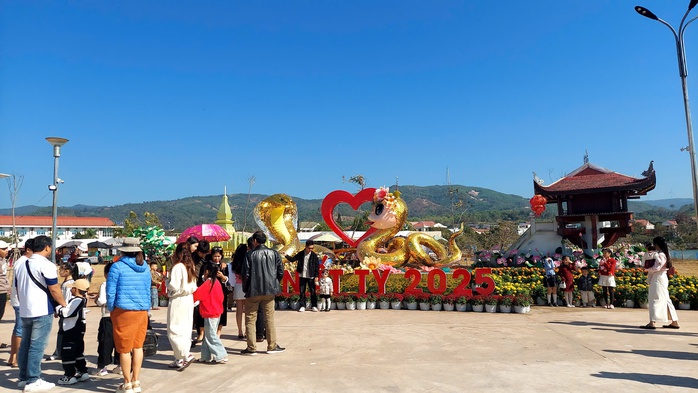 Chen chân để chụp ảnh cùng đôi linh vật rắn ở Lao Bảo- Ảnh 8. Chen chân để chụp ảnh cùng đôi linh vật rắn ở Lao Bảo- Ảnh 8.