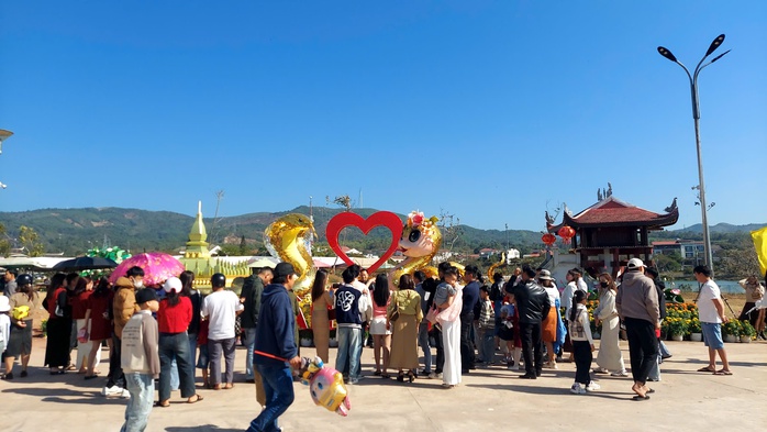 Chen chân để chụp ảnh cùng đôi linh vật rắn ở Lao Bảo- Ảnh 2. Chen chân để chụp ảnh cùng đôi linh vật rắn ở Lao Bảo- Ảnh 2.