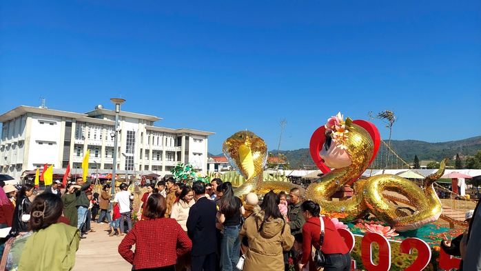 Chen chân để chụp ảnh cùng đôi linh vật rắn ở Lao Bảo- Ảnh 6. Chen chân để chụp ảnh cùng đôi linh vật rắn ở Lao Bảo- Ảnh 6.
