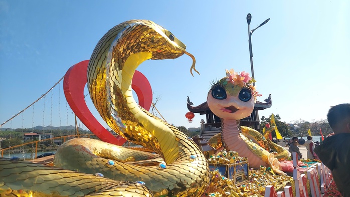 Chen chân để chụp ảnh cùng đôi linh vật rắn ở Lao Bảo- Ảnh 7. Chen chân để chụp ảnh cùng đôi linh vật rắn ở Lao Bảo- Ảnh 7.