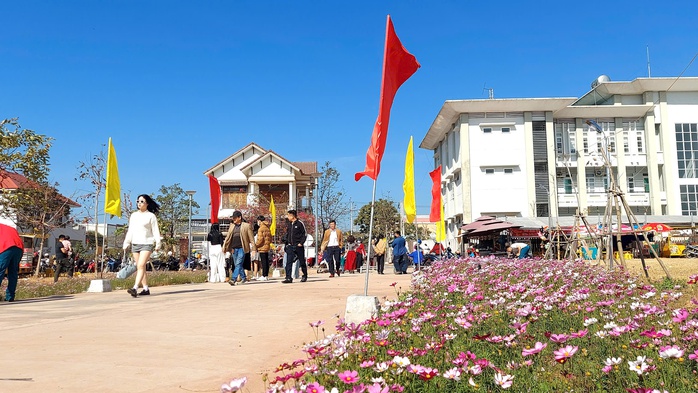 Chen chân để chụp ảnh cùng đôi linh vật rắn ở Lao Bảo- Ảnh 1. Chen chân để chụp ảnh cùng đôi linh vật rắn ở Lao Bảo- Ảnh 1.