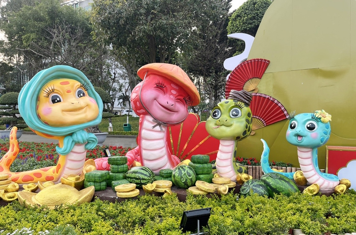 Linh vật rắn "siêu dễ thương" hút khách chụp ảnh- Ảnh 4. Linh vật rắn "siêu dễ thương" hút khách chụp ảnh- Ảnh 4.