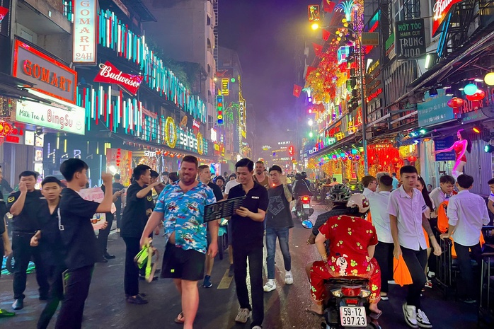 Cận cảnh phố đi bộ Bùi Viện ngày Tết- Ảnh 1. Cận cảnh phố đi bộ Bùi Viện ngày Tết- Ảnh 1.