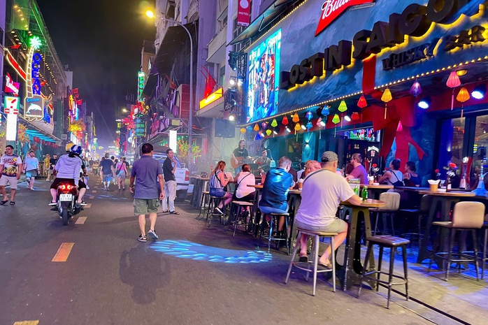 Cận cảnh phố đi bộ Bùi Viện ngày Tết- Ảnh 2. Cận cảnh phố đi bộ Bùi Viện ngày Tết- Ảnh 2.