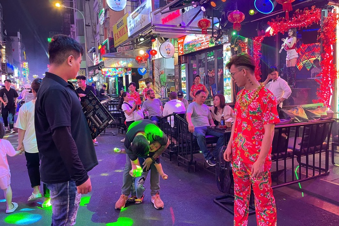 Cận cảnh phố đi bộ Bùi Viện ngày Tết- Ảnh 8. Cận cảnh phố đi bộ Bùi Viện ngày Tết- Ảnh 8.