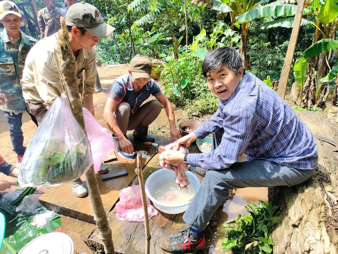 Rủ nhau lên rừng ăn Tết, canh giữ "bảo vật Quốc gia"- Ảnh 4. Rủ nhau lên rừng ăn Tết, canh giữ "bảo vật Quốc gia"- Ảnh 4.