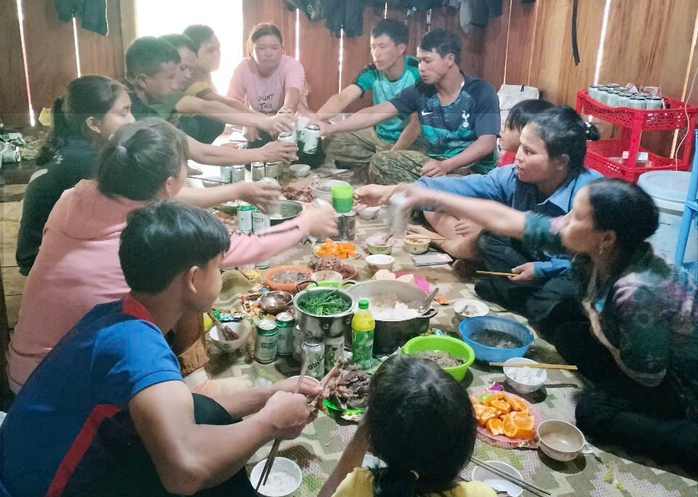 Rủ nhau lên rừng ăn Tết, canh giữ "bảo vật Quốc gia"- Ảnh 6. Rủ nhau lên rừng ăn Tết, canh giữ "bảo vật Quốc gia"- Ảnh 6.