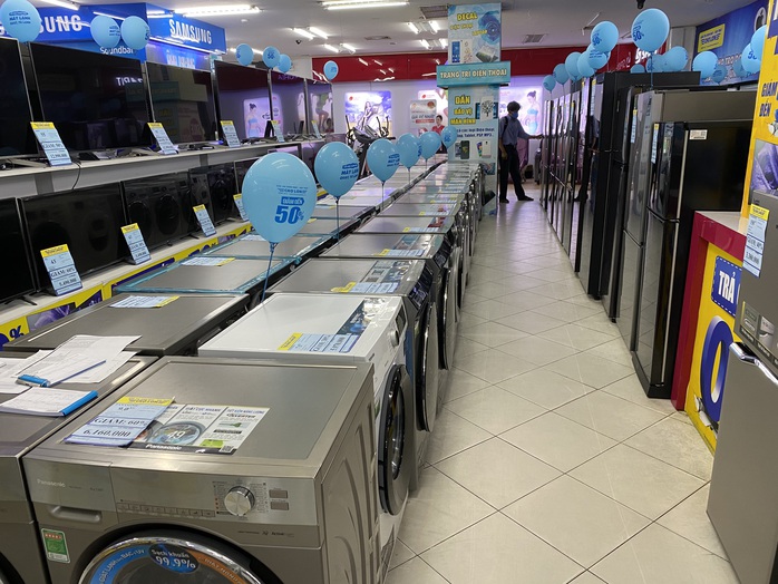 Giá hàng điện máy giảm mạnh trước Tết- Ảnh 1. Giá hàng điện máy giảm mạnh trước Tết- Ảnh 1.