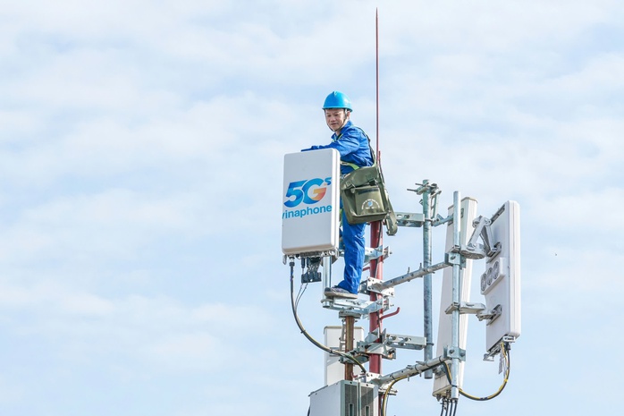 Công nhân nhà mạng VNPT VinaPhone lắp đặt trạm phát sóng 5GẢnh: VNPT Công nhân nhà mạng VNPT VinaPhone lắp đặt trạm phát sóng 5GẢnh: VNPT