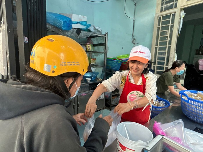 Những phần cơm chay luôn được chuẩn bị sẵn sàng để trao cho người khó khăn Những phần cơm chay luôn được chuẩn bị sẵn sàng để trao cho người khó khăn