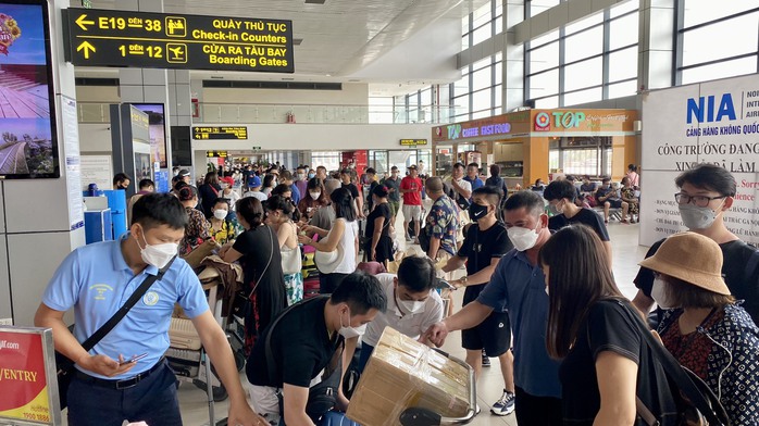 "Cháy" vé bay Tết, dân Hà Nội tấp nập đi biển dịp lễ- Ảnh 1. "Cháy" vé bay Tết, dân Hà Nội tấp nập đi biển dịp lễ- Ảnh 1.