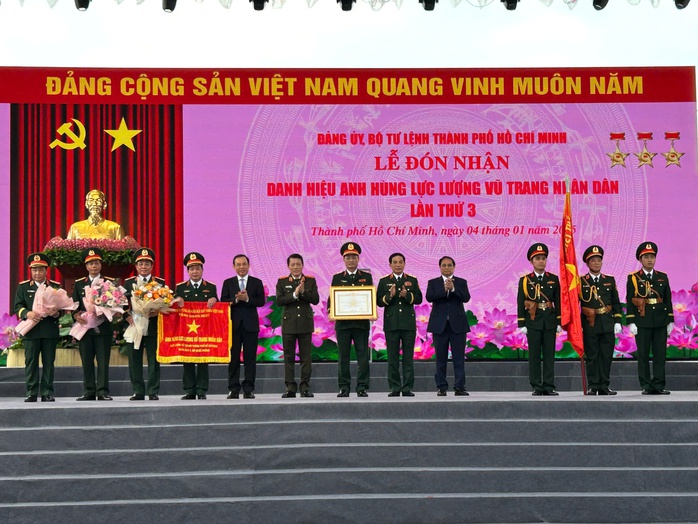 Lực lượng Vũ trang TP HCM đón nhận danh hiệu
Anh hùng lần 3- Ảnh 1. Lực lượng Vũ trang TP HCM đón nhận danh hiệu
Anh hùng lần 3- Ảnh 1.