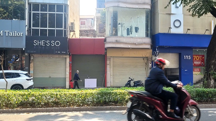 Hàng quán ở Hà Nội đóng cửa hàng loạt, mặt bằng cho thuê ở trung tâm ế ẩm
- Ảnh 1. Hàng quán ở Hà Nội đóng cửa hàng loạt, mặt bằng cho thuê ở trung tâm ế ẩm
- Ảnh 1.