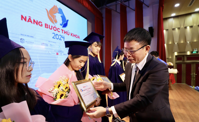Trao 65 suất học bổng "Nâng bước thủ khoa"- Ảnh 1. Trao 65 suất học bổng "Nâng bước thủ khoa"- Ảnh 1.