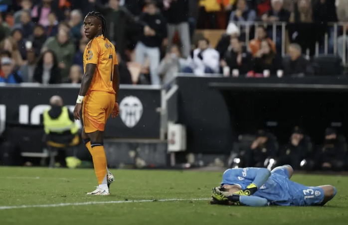 Vinicius nhận thẻ đỏ, Real Madrid lên đỉnh bảng La Liga- Ảnh 2. Vinicius nhận thẻ đỏ, Real Madrid lên đỉnh bảng La Liga- Ảnh 2.