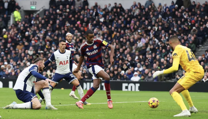 Tottenham đánh rơi chiến thắng sân nhà bởi bàn thua tranh cãi- Ảnh 3. Tottenham đánh rơi chiến thắng sân nhà bởi bàn thua tranh cãi- Ảnh 3.