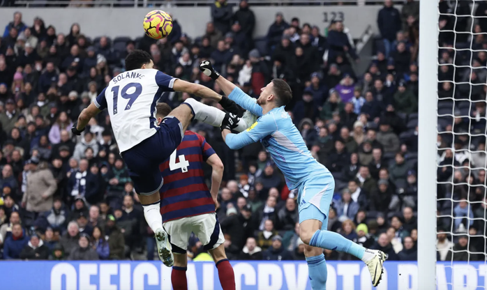 Tottenham đánh rơi chiến thắng sân nhà bởi bàn thua tranh cãi- Ảnh 4. Tottenham đánh rơi chiến thắng sân nhà bởi bàn thua tranh cãi- Ảnh 4.
