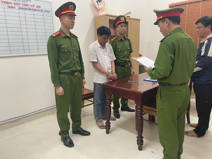 Bắt khẩn cấp người đàn ông ở Quảng Nam đánh vào mặt công an- Ảnh 1. Bắt khẩn cấp người đàn ông ở Quảng Nam đánh vào mặt công an- Ảnh 1.