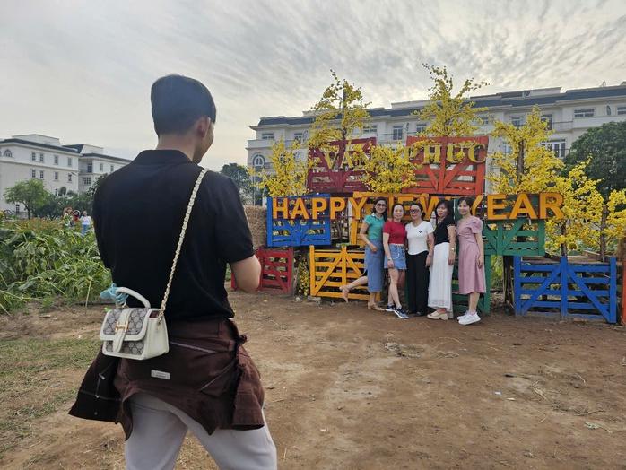 Người dân ùn ùn check-in tại vườn hoa hướng dương lớn nhất TP HCM- Ảnh 3. Người dân ùn ùn check-in tại vườn hoa hướng dương lớn nhất TP HCM- Ảnh 3.