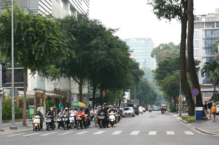 Tăng mức phạt giao thông: Nhiều người ở TP HCM “không tin vào mắt mình”- Ảnh 1. Tăng mức phạt giao thông: Nhiều người ở TP HCM “không tin vào mắt mình”- Ảnh 1.