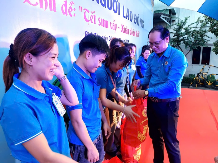 Hàng chục ngàn phần quà Tết đến với công nhân khó khăn- Ảnh 2. Hàng chục ngàn phần quà Tết đến với công nhân khó khăn- Ảnh 2.