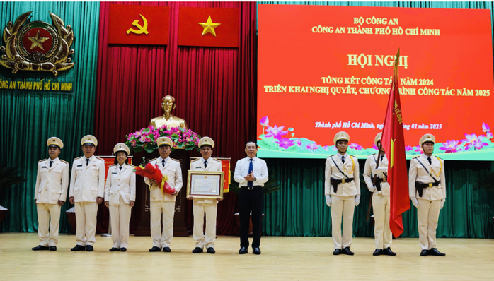 Bộ trưởng Lương Tam Quang dự Hội nghị triển khai công tác năm 2025 của Công an TP HCM - Ảnh 3. Bộ trưởng Lương Tam Quang dự Hội nghị triển khai công tác năm 2025 của Công an TP HCM - Ảnh 3.
