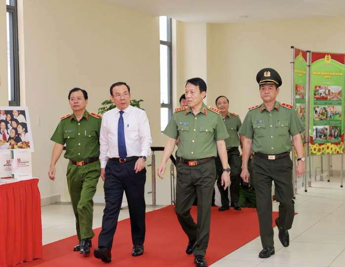 Bộ trưởng Lương Tam Quang dự Hội nghị triển khai công tác năm 2025 của Công an TP HCM - Ảnh 2. Bộ trưởng Lương Tam Quang dự Hội nghị triển khai công tác năm 2025 của Công an TP HCM - Ảnh 2.