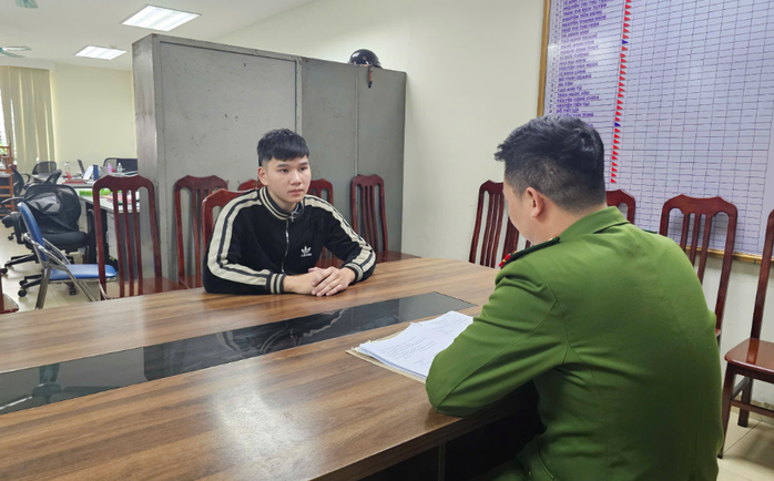 Tông gãy chân trung tá cảnh sát khi đi "bão" mừng chiến thắng của đội tuyển Việt Nam- Ảnh 1. Tông gãy chân trung tá cảnh sát khi đi "bão" mừng chiến thắng của đội tuyển Việt Nam- Ảnh 1.