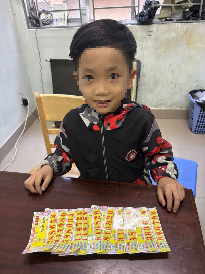 Bắt nhanh đối tượng cướp 102 tờ vé số của bé trai 6 tuổi- Ảnh 2. Bắt nhanh đối tượng cướp 102 tờ vé số của bé trai 6 tuổi- Ảnh 2.