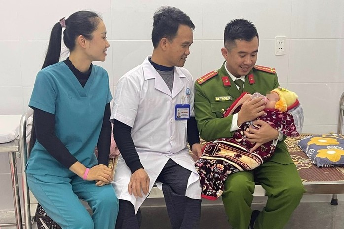 Bé trai 4 tháng tuổi bị bỏ rơi bên đường dưới trời giá rét- Ảnh 1. Bé trai 4 tháng tuổi bị bỏ rơi bên đường dưới trời giá rét- Ảnh 1.