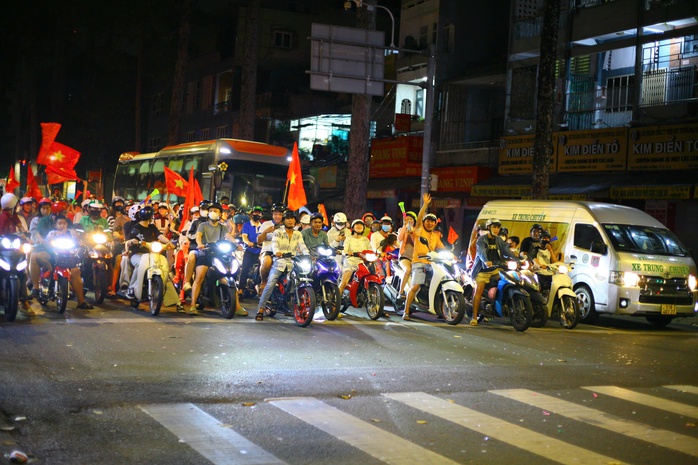 Tăng mức phạt giao thông: Người dân TP HCM "đi bão" nhưng không vội vàng- Ảnh 10. Tăng mức phạt giao thông: Người dân TP HCM "đi bão" nhưng không vội vàng- Ảnh 10.