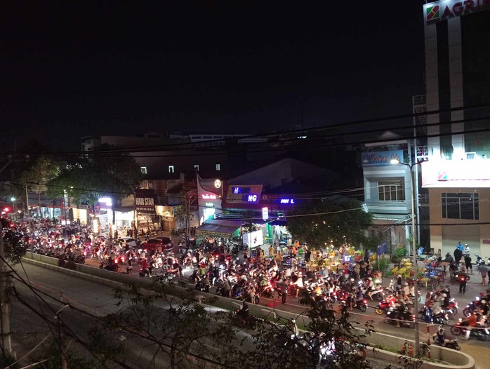 Cổ động viên cả nước xuống đường ăn mừng chức vô địch của tuyển Việt Nam- Ảnh 1. Cổ động viên cả nước xuống đường ăn mừng chức vô địch của tuyển Việt Nam- Ảnh 1.