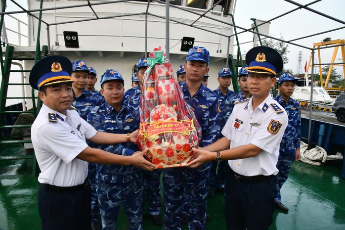 Tàu của cảnh sát biển lên đường thực hiện nhiệm vụ trực Tết- Ảnh 1. Tàu của cảnh sát biển lên đường thực hiện nhiệm vụ trực Tết- Ảnh 1.
