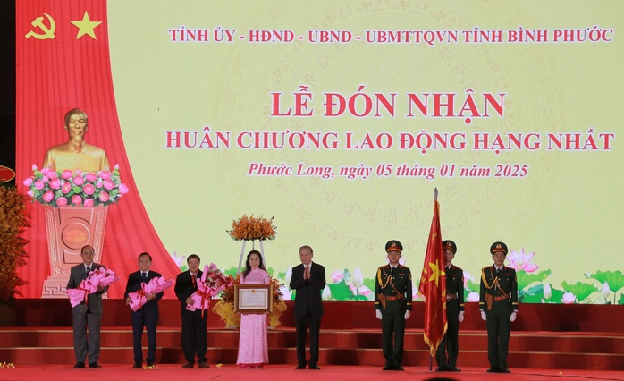 Tổng Bí thư Tô Lâm dự kỷ niệm 50 năm giải phóng Phước Long- Ảnh 1. Tổng Bí thư Tô Lâm dự kỷ niệm 50 năm giải phóng Phước Long- Ảnh 1.
