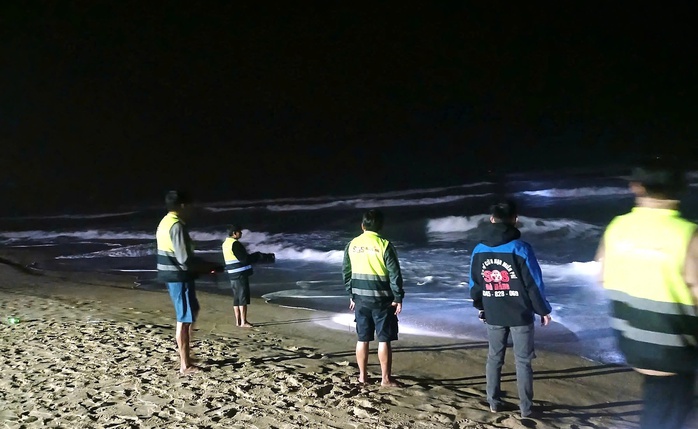 Nhường phao cho du khách người nước ngoài, nam nhân viên cứu hộ ở Đà Nẵng bị sóng cuốn mất tích- Ảnh 1. Nhường phao cho du khách người nước ngoài, nam nhân viên cứu hộ ở Đà Nẵng bị sóng cuốn mất tích- Ảnh 1.