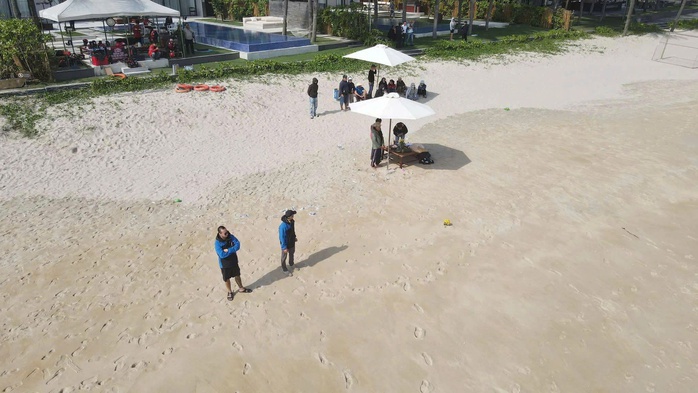 Nhường phao cho du khách người nước ngoài, nam nhân viên cứu hộ ở Đà Nẵng bị sóng cuốn mất tích- Ảnh 2. Nhường phao cho du khách người nước ngoài, nam nhân viên cứu hộ ở Đà Nẵng bị sóng cuốn mất tích- Ảnh 2.