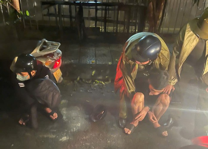 Bắt giữ “nữ quái” giở trò với nam du khách xem cầu Rồng phun lửa- Ảnh 2. Bắt giữ “nữ quái” giở trò với nam du khách xem cầu Rồng phun lửa- Ảnh 2.