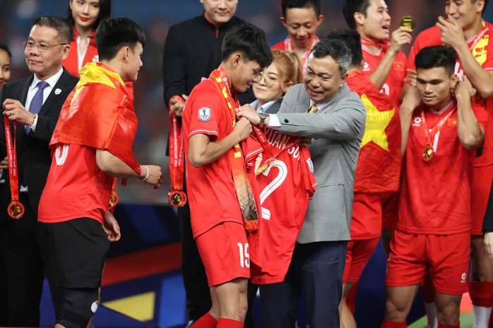 Vô địch ASEAN Cup 2024, tuyển Việt Nam được chia thưởng như thế nào?- Ảnh 1. Vô địch ASEAN Cup 2024, tuyển Việt Nam được chia thưởng như thế nào?- Ảnh 1.