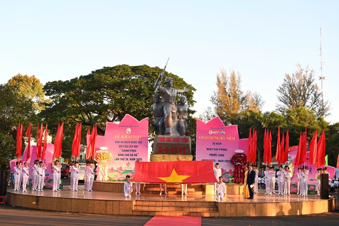 Hoàng Nguyên Thanh lần thứ 9 vô địch Giải việt dã "Chinh phục đỉnh cao Bà Rá"- Ảnh 2. Hoàng Nguyên Thanh lần thứ 9 vô địch Giải việt dã "Chinh phục đỉnh cao Bà Rá"- Ảnh 2.