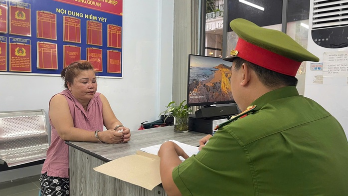 Công an quận 1 (TP HCM) tạm giữ Bùi Thị Ngọc Anh (ngụ quận 1) do đánh người sau va chạm giao thôngẢnh: ANH VŨ Công an quận 1 (TP HCM) tạm giữ Bùi Thị Ngọc Anh (ngụ quận 1) do đánh người sau va chạm giao thôngẢnh: ANH VŨ