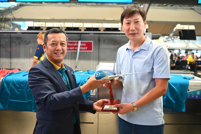 Xuân Son nằm cáng lên máy bay cùng Đội tuyển Việt Nam về nước- Ảnh 4. Xuân Son nằm cáng lên máy bay cùng Đội tuyển Việt Nam về nước- Ảnh 4.