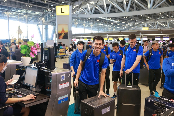 Xuân Son nằm cáng lên máy bay cùng Đội tuyển Việt Nam về nước- Ảnh 1. Xuân Son nằm cáng lên máy bay cùng Đội tuyển Việt Nam về nước- Ảnh 1.