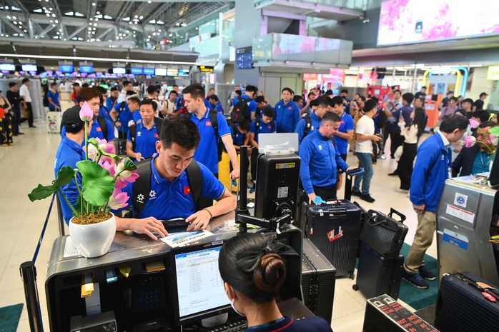 Xuân Son nằm cáng lên máy bay cùng Đội tuyển Việt Nam về nước- Ảnh 2. Xuân Son nằm cáng lên máy bay cùng Đội tuyển Việt Nam về nước- Ảnh 2.