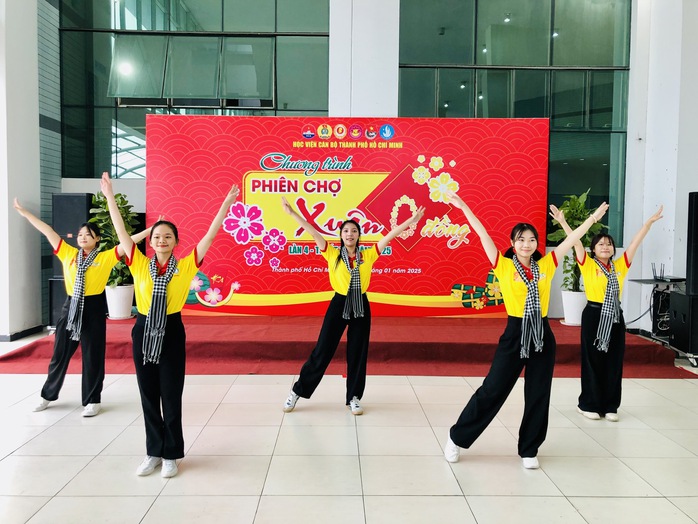 700 người có hoàn cảnh khó khăn đi "chợ Tết" sớm tại Học viện Cán bộ TP HCM- Ảnh 2. 700 người có hoàn cảnh khó khăn đi "chợ Tết" sớm tại Học viện Cán bộ TP HCM- Ảnh 2.