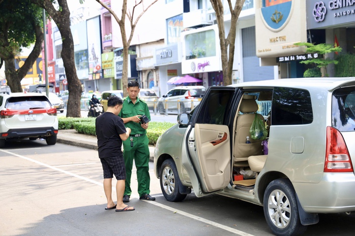 Bớt lấn cấn chuyện thu phí đỗ ô tô- Ảnh 3. Bớt lấn cấn chuyện thu phí đỗ ô tô- Ảnh 3.