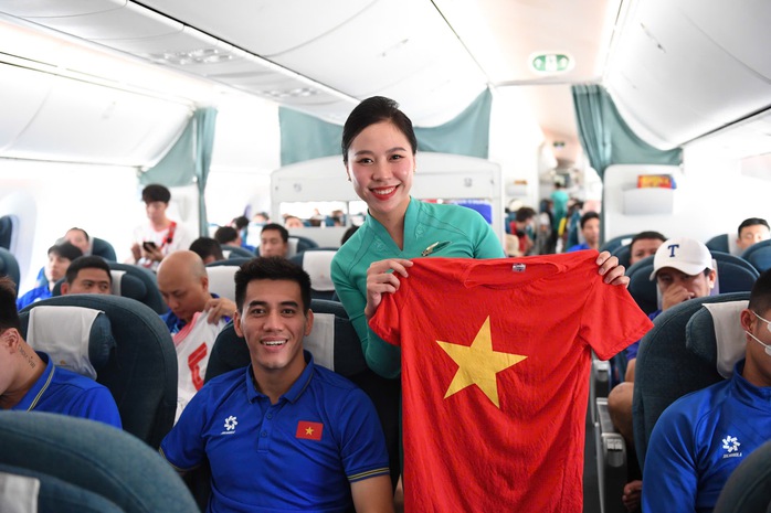Xuân Son nằm cáng lên máy bay cùng Đội tuyển Việt Nam về nước- Ảnh 10. Xuân Son nằm cáng lên máy bay cùng Đội tuyển Việt Nam về nước- Ảnh 10.