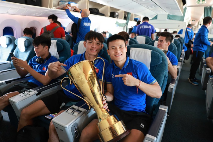 Xuân Son nằm cáng lên máy bay cùng Đội tuyển Việt Nam về nước- Ảnh 9. Xuân Son nằm cáng lên máy bay cùng Đội tuyển Việt Nam về nước- Ảnh 9.