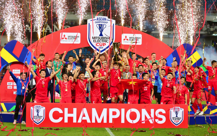 "Chào đón nhà vô địch" vinh danh HLV trưởng Kim Sang-sik và các cầu thủ- Ảnh 2. "Chào đón nhà vô địch" vinh danh HLV trưởng Kim Sang-sik và các cầu thủ- Ảnh 2.